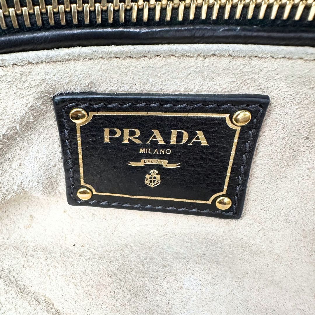 美品】Prada スタッズ レザー チェーンショルダーバッグ - メルカリ