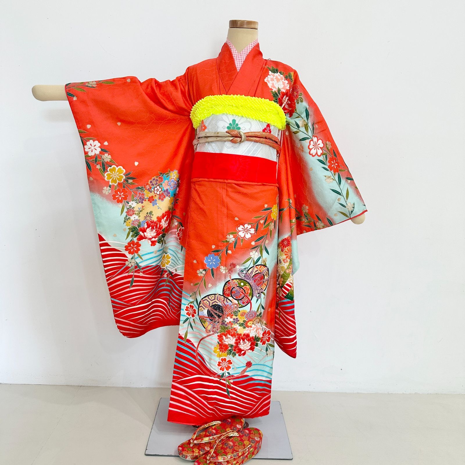 T644 七五三　7歳女の子着物　着物セット　朱色　赤系　豪華セット　四つ身　大人気　 　華やか　花　可愛い　アンティーク　レトロ　キュート　大人気　長襦袢　作り帯セット　帯揚げ帯締めしごき草履付き　豪華セット　ビンテージ　#きもの猫田