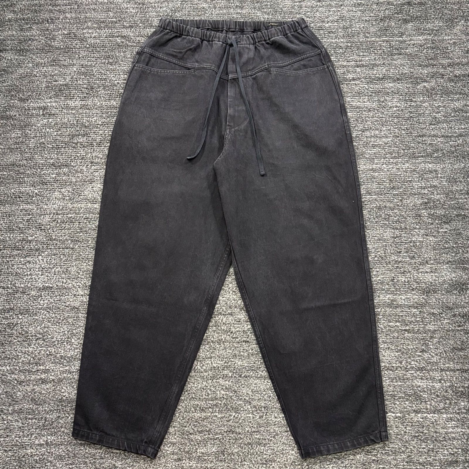 未使用同様 comoli 25ss ブラックドリルテーパードパンツ black 1