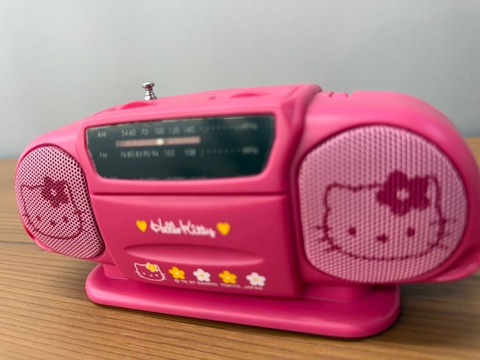 新品 サンリオ ハローキティ Hello Kitty ミニポータブルラジオ 1997年 レトロ サンリオ ハローキティ AM/FM ミニポータブルラジオ