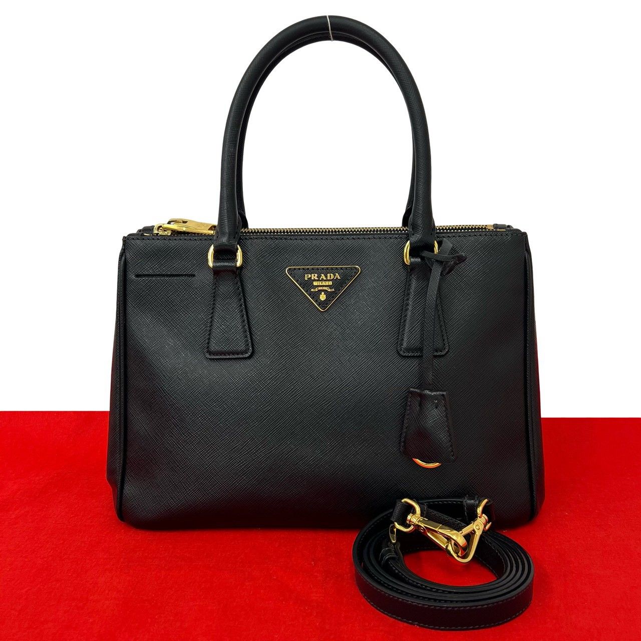 極 美品 PRADA プラダ 三角ロゴ プレート 金具 サフィアーノ レザー 本