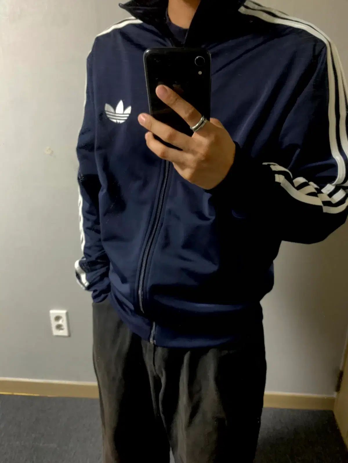着用画像 O アディダス ファイヤーバード ジャージ ネイビー 8,548円