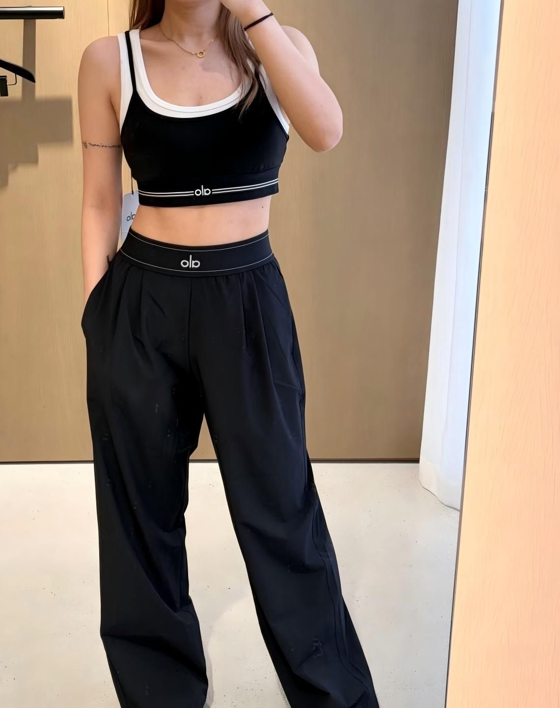 ✨新品未使用】Alo Yoga アローヨガ パンツ ボトムス トラウザー