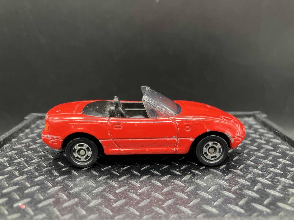 トミカ No.111 ユｰノス ロｰドスタｰ 赤 黒シｰト 11Fホイｰル 赤箱 ロゴ