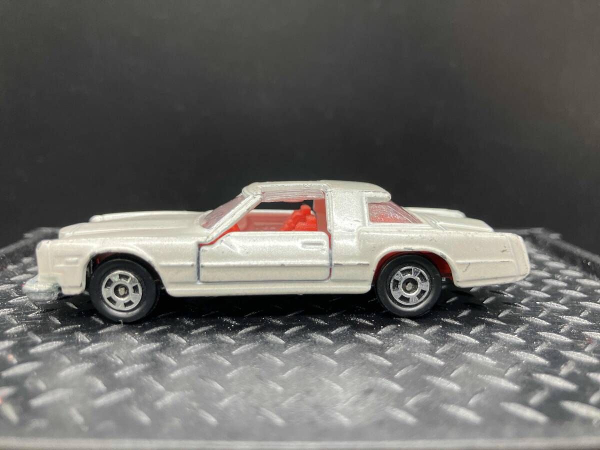 トミカ F54 オｰルズモビル トロネｰド XSR アイボリｰパｰル シｰト:赤