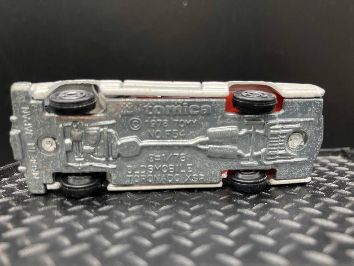 トミカ F54 オｰルズモビル トロネｰド XSR アイボリｰパｰル シｰト:赤