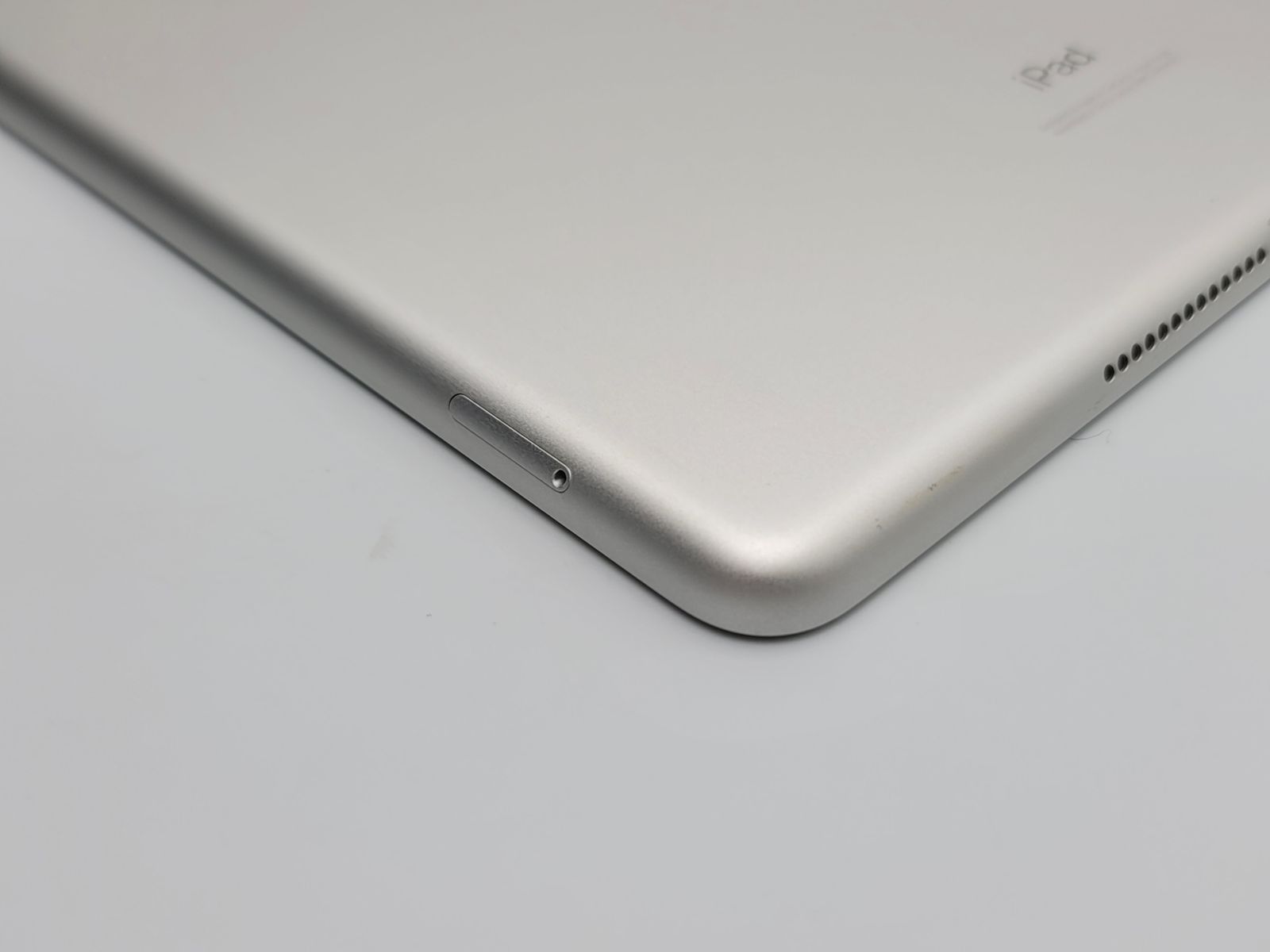 iPad 第7世代 32GB シルバー 中古C SIMフリー - メルカリ