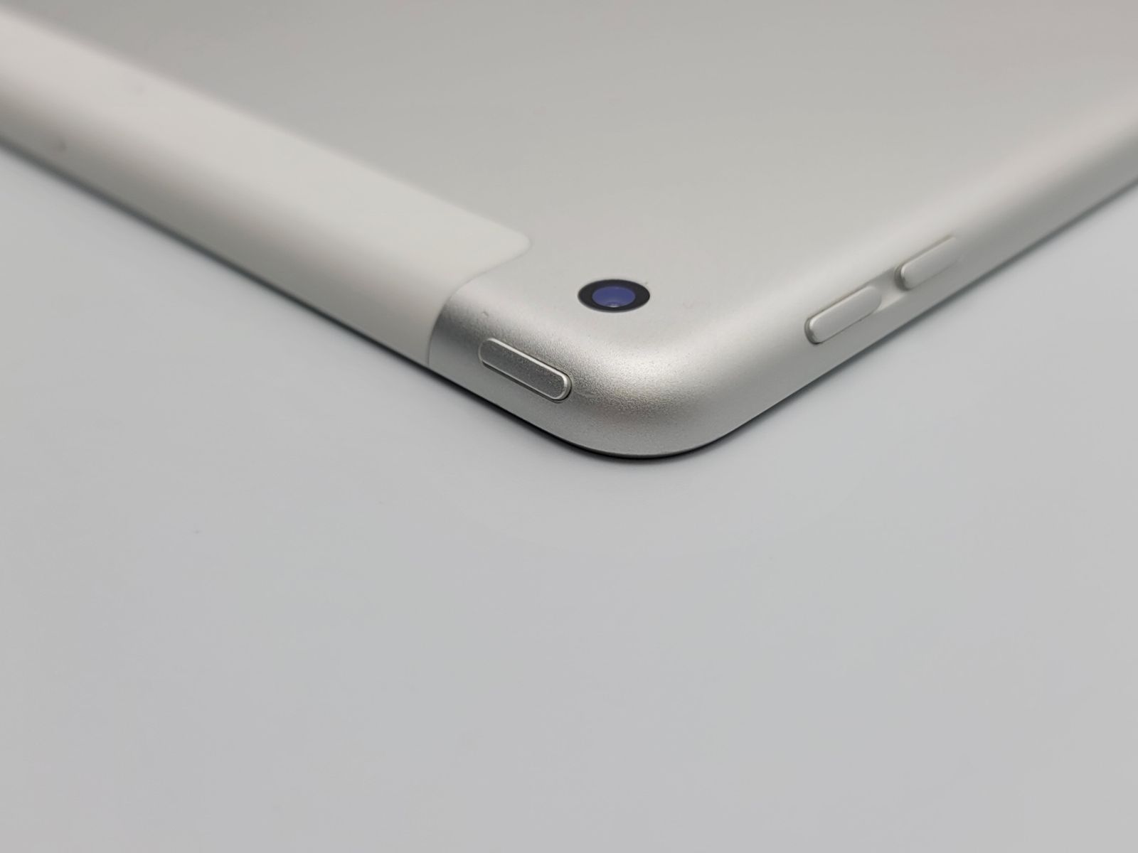 中古C】iPad 第7世代 128GB シルバー wifi+Cellular バッテリー【77