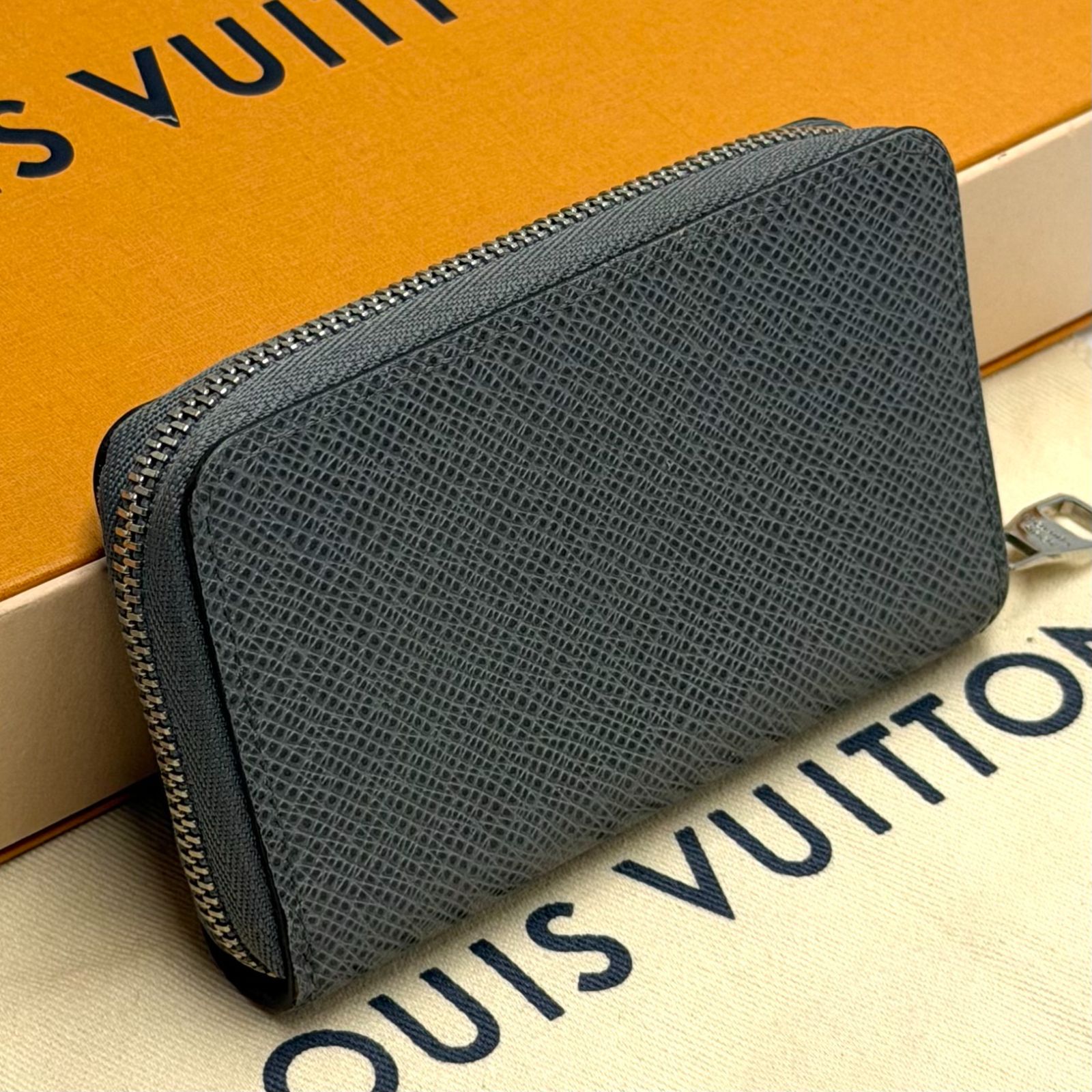 ルイヴィトン LOUIS VUITTON タイガ ジッピーコインパース グラシエ
