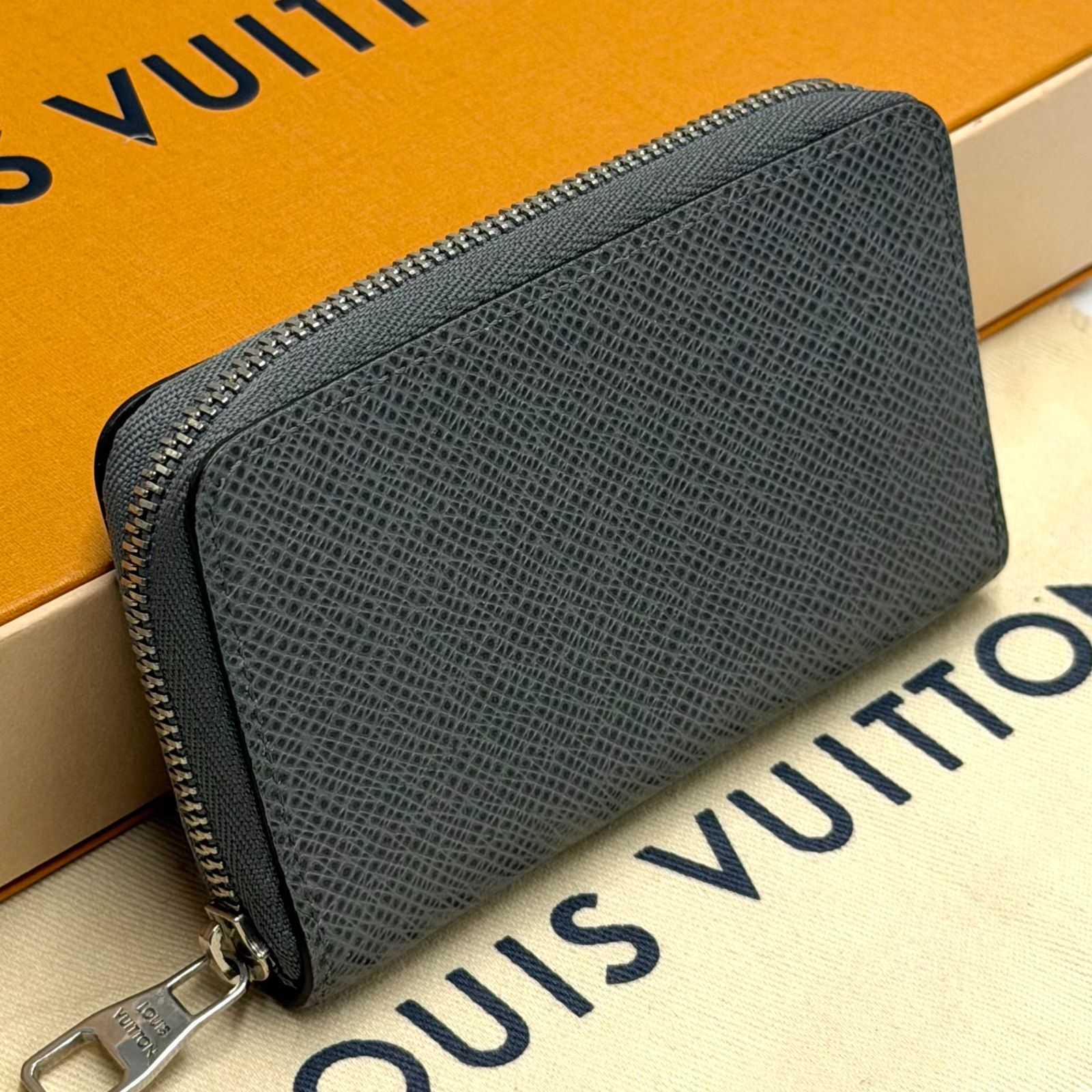 ルイヴィトン LOUIS VUITTON タイガ ジッピーコインパース グラシエ