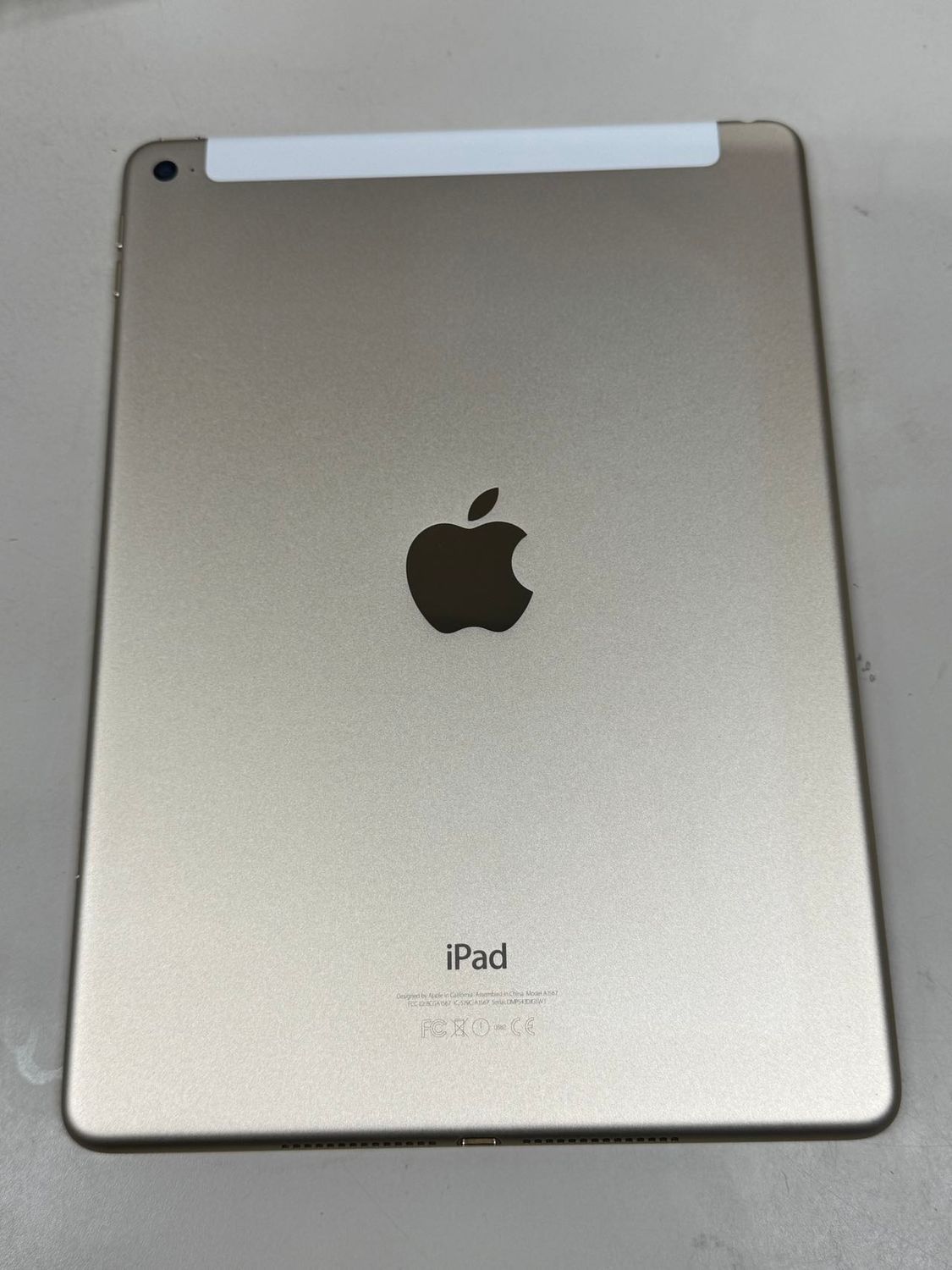 新品同様品 電池96％ docomo Apple iPad Air 第2世代 16GB ゴールド