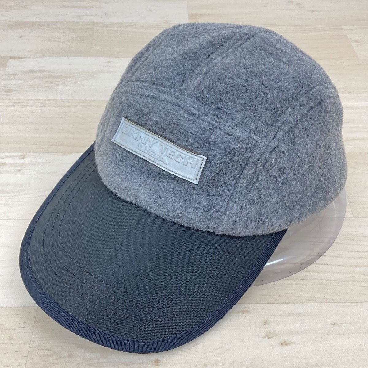 美品 DKNY TECH USA キャップ/帽子 グレー×ネイビー MADE IN USA ダナキャランニューヨーク テック[OL00728]