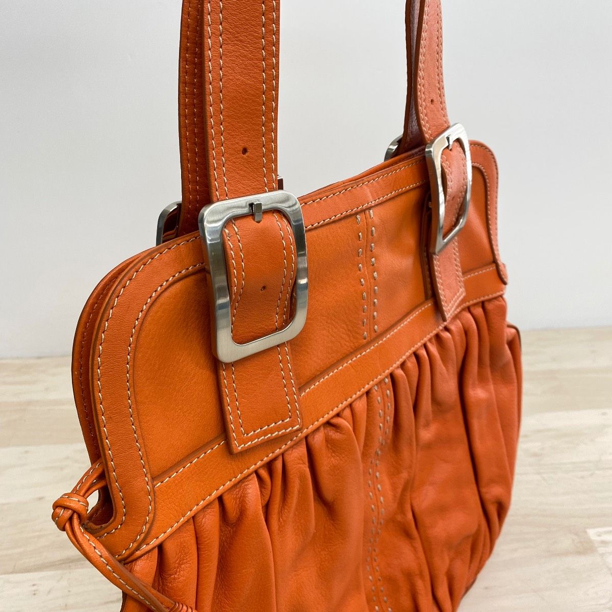 極美品 COLE HAAN コールハーン ハンドバッグ/トートバッグ オレンジ レザー ギャザーデザイン シルバー金具 レディース[OA05386]
