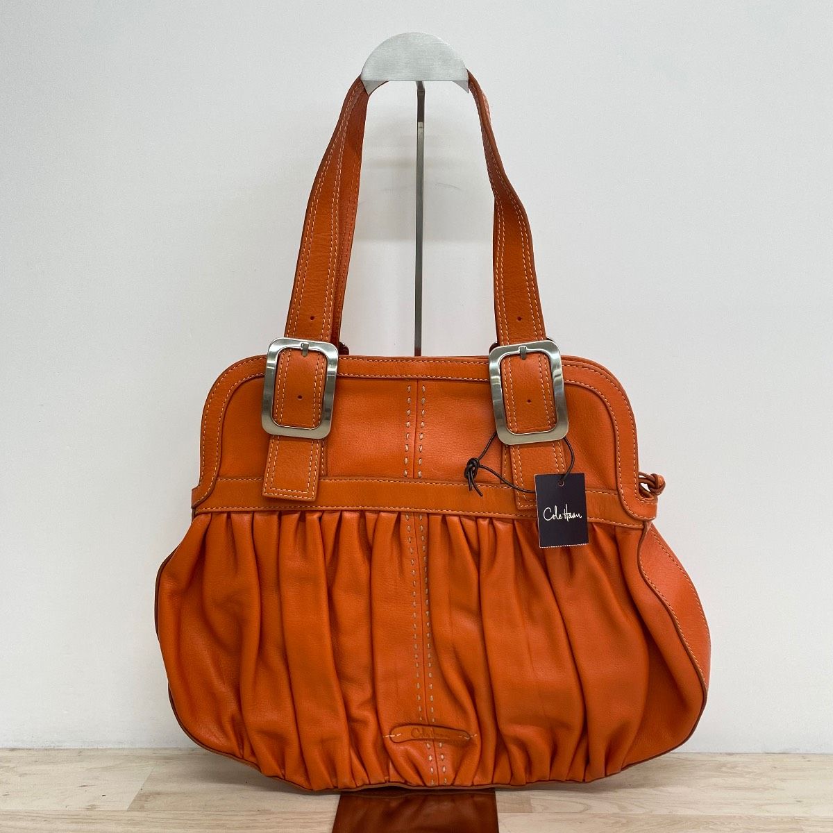 極美品 COLE HAAN コールハーン ハンドバッグ/トートバッグ オレンジ レザー ギャザーデザイン シルバー金具 レディース[OA05386]