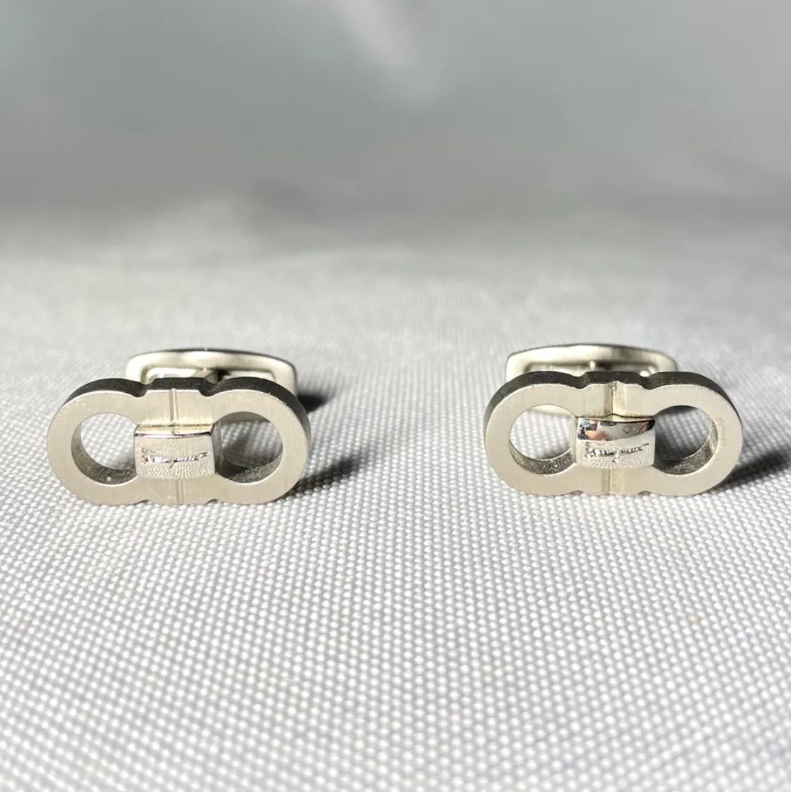 美品 Salvatore Ferragamo サルヴァトーレフェラガモ ダブルガンチーニ ロゴ文字 カフス 艶消し＆鏡面シルバー カフリンクス ボタン