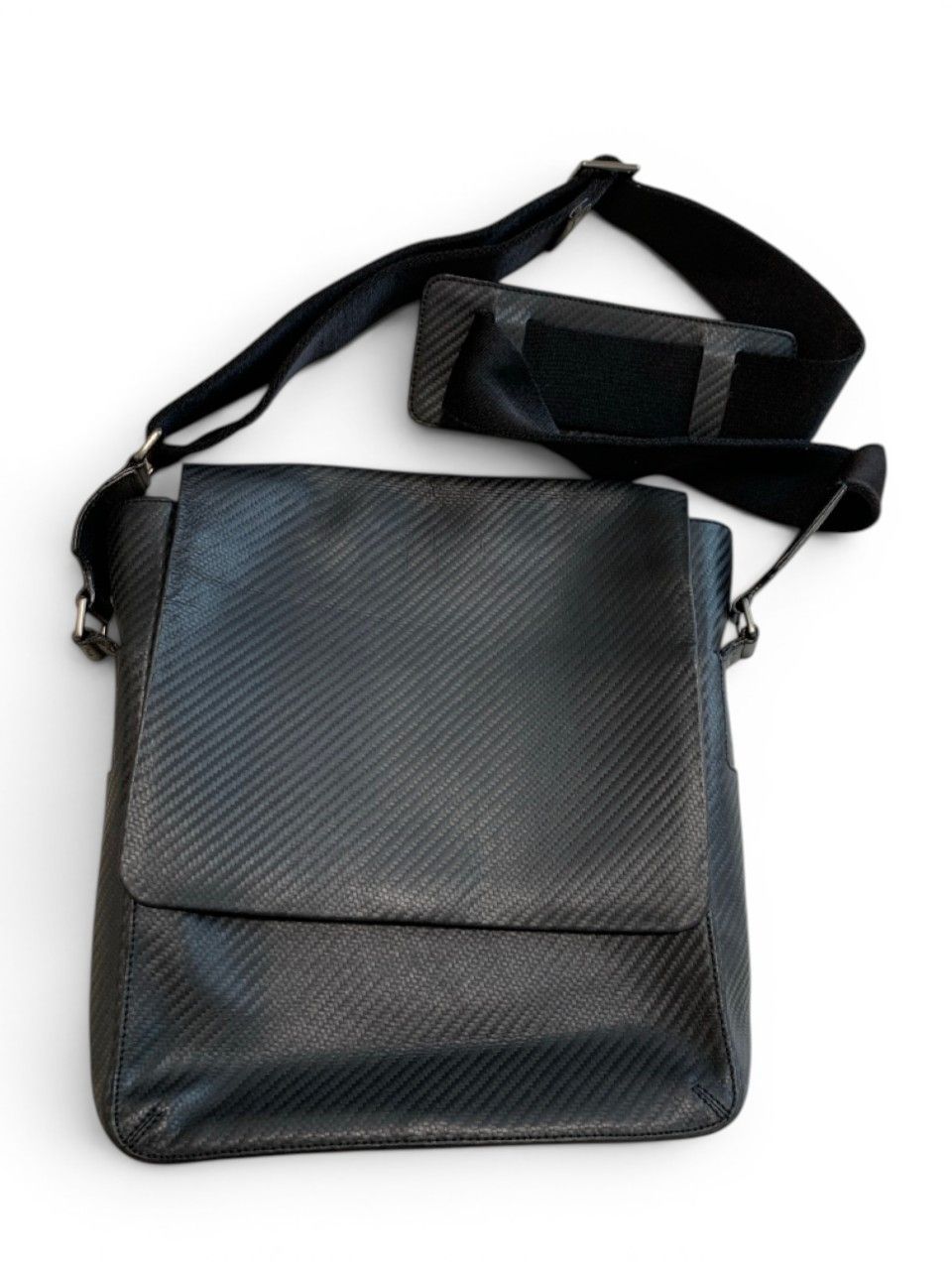 dunhill ダンヒル　ショルダーバッグ　シャーシ　カーボン加工　ブラック　CHASSIS　メッセンジャーバッグ　フラップ　肩掛け　斜め掛け　クロスボディ　総柄