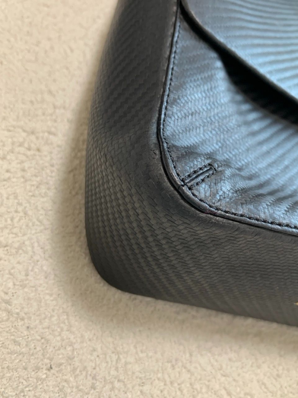 ​【希少】ダンヒル ショルダーバッグ シャーシ カーボン加工 レザー ブラック dunhill ダンヒル ショルダーバッグ シャーシ カーボン加工 ブラック
