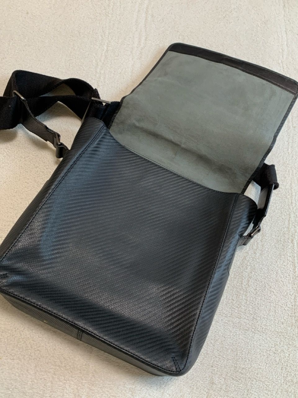 ​【希少】ダンヒル ショルダーバッグ シャーシ カーボン加工 レザー ブラック dunhill ダンヒル ショルダーバッグ シャーシ カーボン加工 ブラック