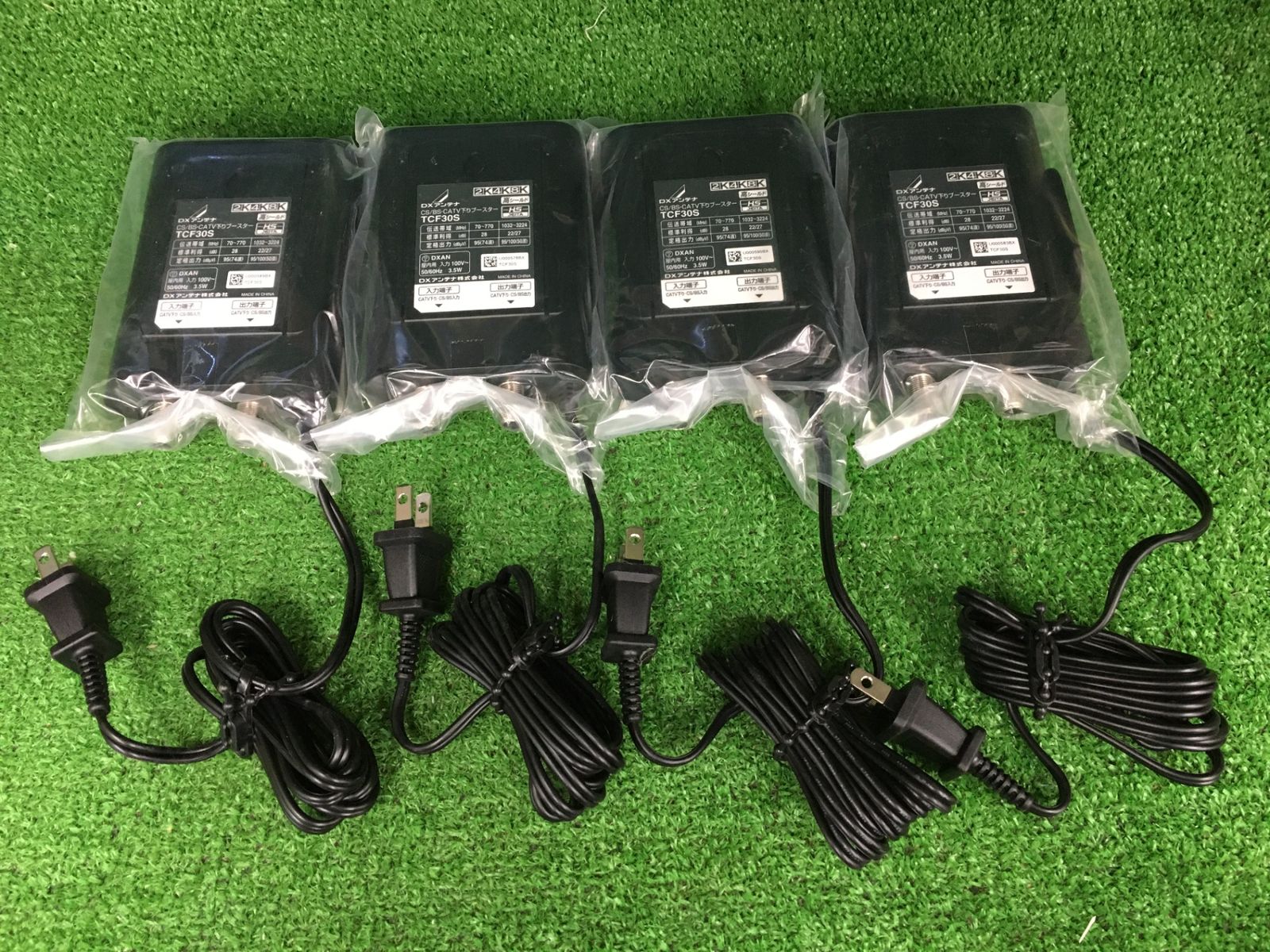 【未使用品】【0906】★DXアンテナ CS/BS・CATV下りブースター卓上用 (30dB形)[2K・4K・8K対応] TCF30S　ITX6PWKM7KRO