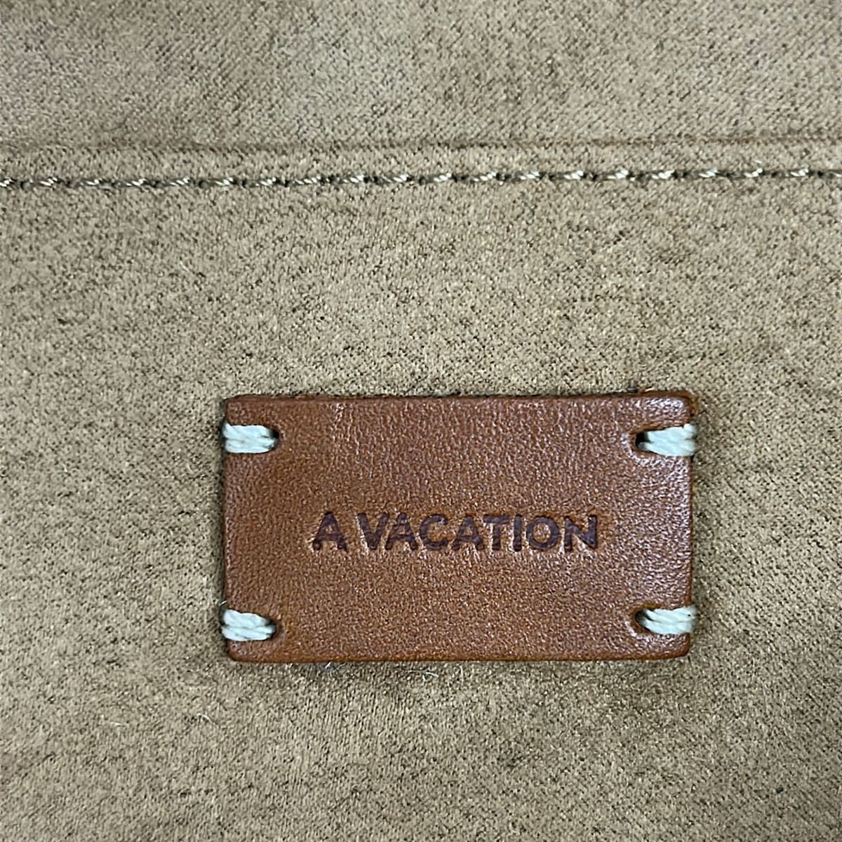 A VACATION(アヴァケーション) クラッチバッグ - ネイビー×イエロー