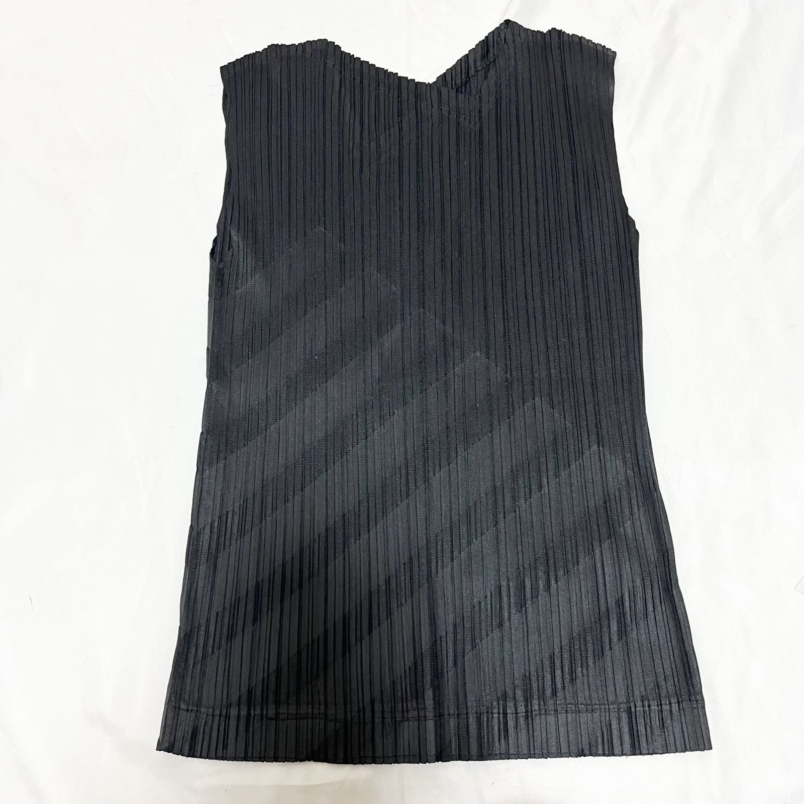PLEATS PLEASE ノースリーブ トップス ホワイト ブラック ISSEY MIYAKE イッセイミヤケ PLEATS PLEASE プリーツプリーズ