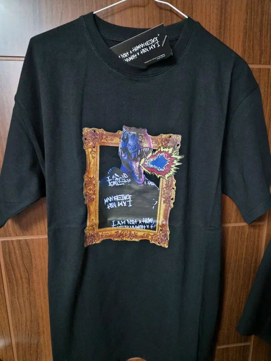 I AM NOT A HUMAN BEING(アイアムノットアヒューマンビーイング) 恐竜 Tシャツ