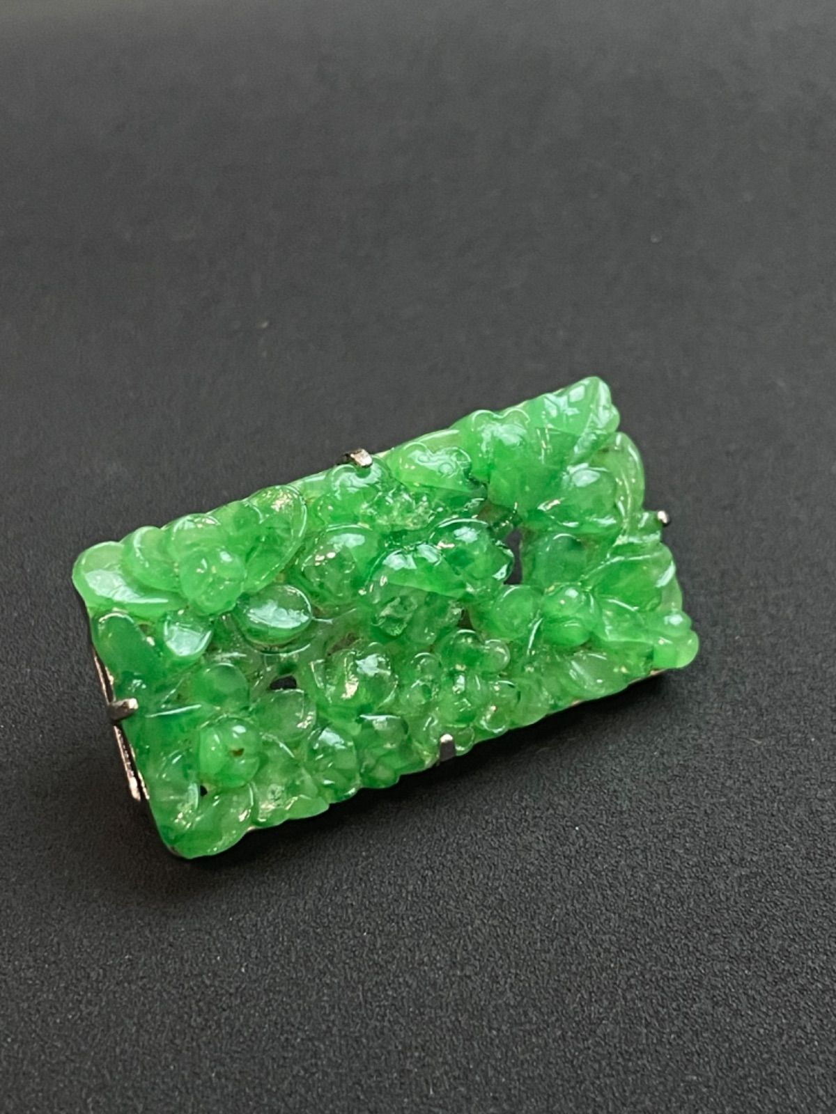 【時代物】極美 北京料器（北京ガラス）花卉紋 彫刻帯留め 鮮麗 翡翠色 和装小物
