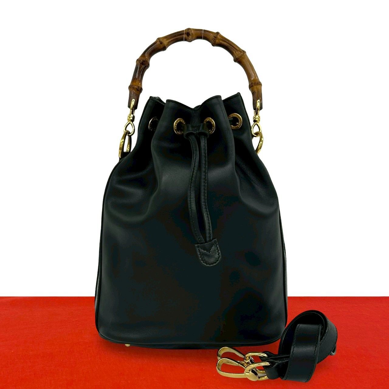 GUCCI バンブー 本革 ハンドバッグ ロゴエンボス刻印　黒　イタリア製　美品 極 美品 GUCCI グッチ オールドグッチ バンブー ロゴ 金具 レザー 本革