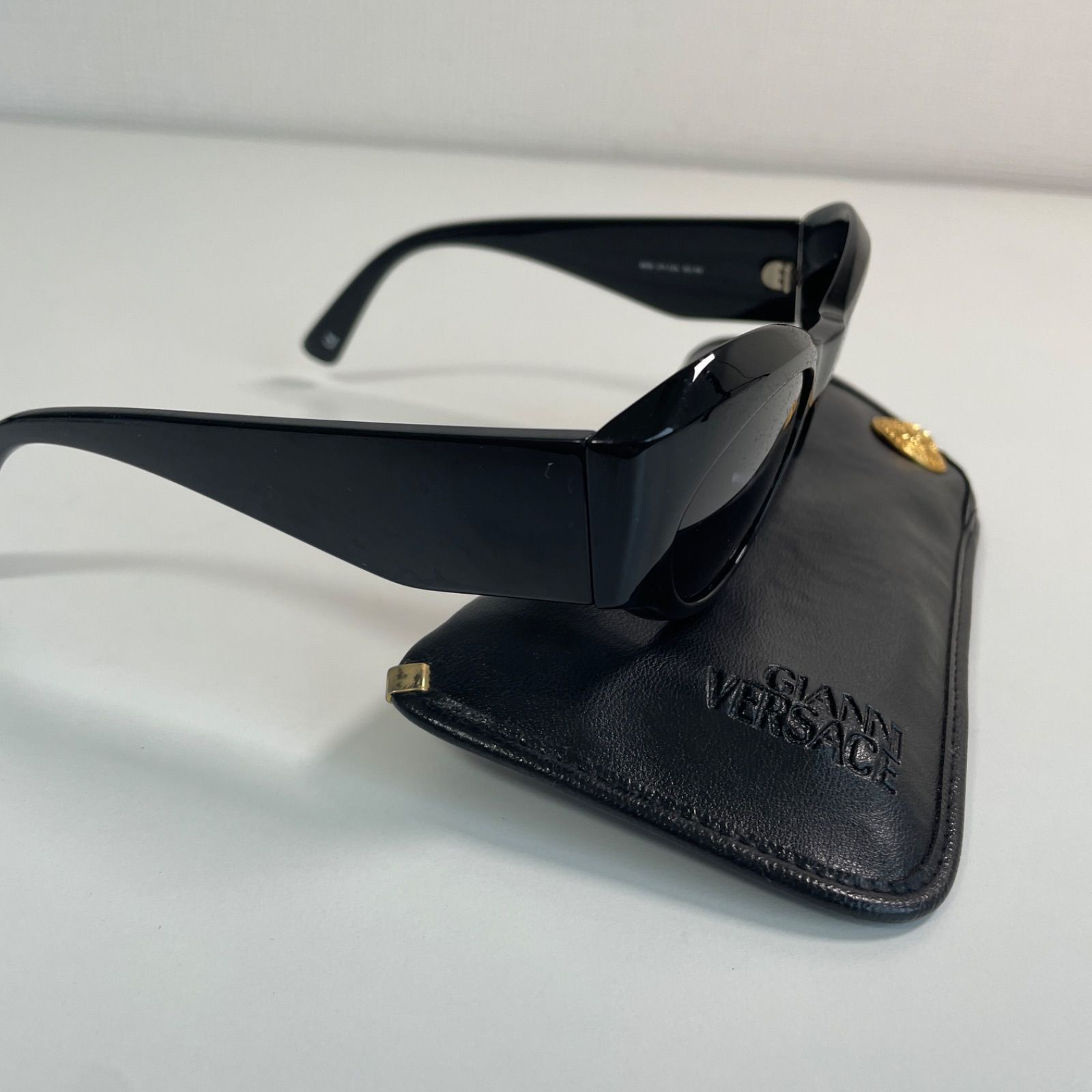 Gianni Versace サングラス ブラック ゴールドメドゥーサ キャットアイ