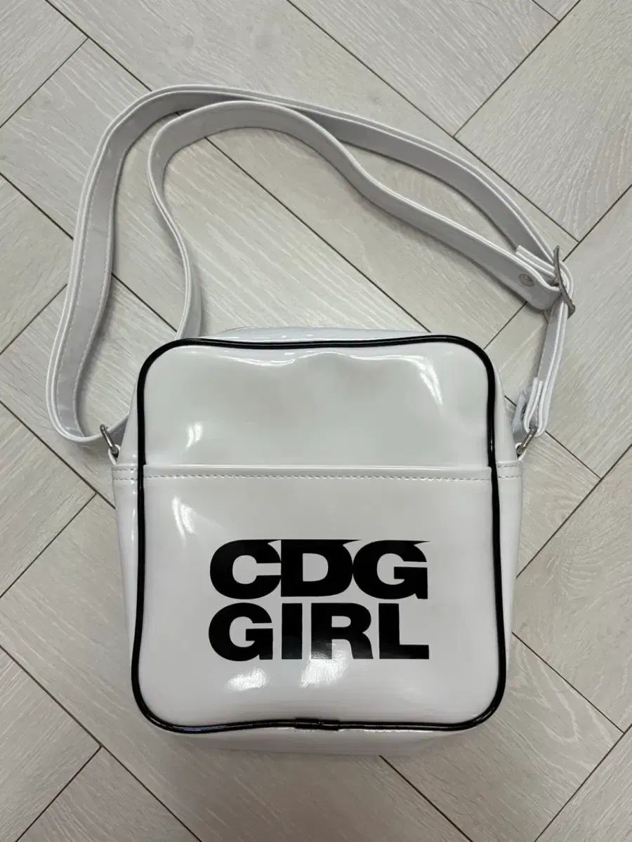 COMME des GARCONS コム・デ・ギャルソン ガール エナメル バッグ 白