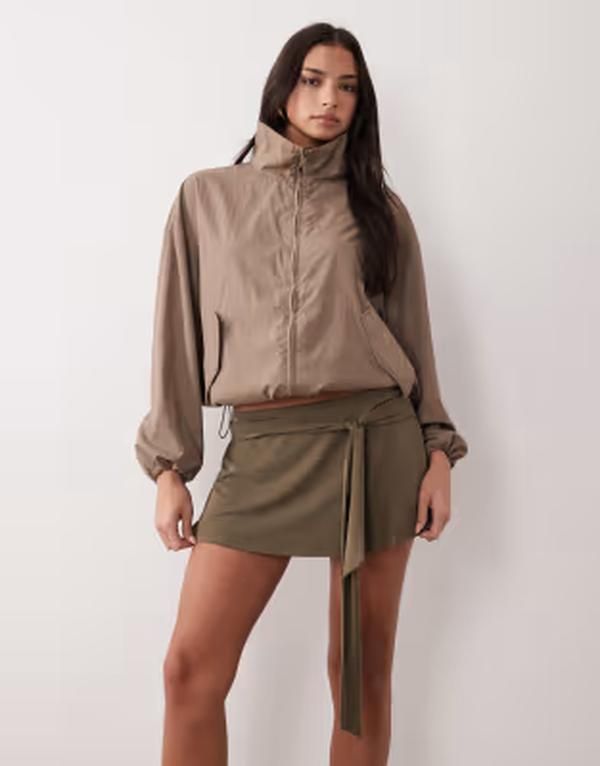 モーテル レディース ボトムスカート タイディテール ミニ Motel Grecia tie detail mini skirt Khaki カーキ