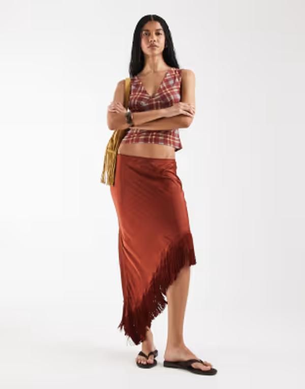 リクレイム ヴィンテージ レディース ボトムスカート アシンメトリー ミディ Reclaimed Vintage asymmetric hemidi skirt with tassels in rus