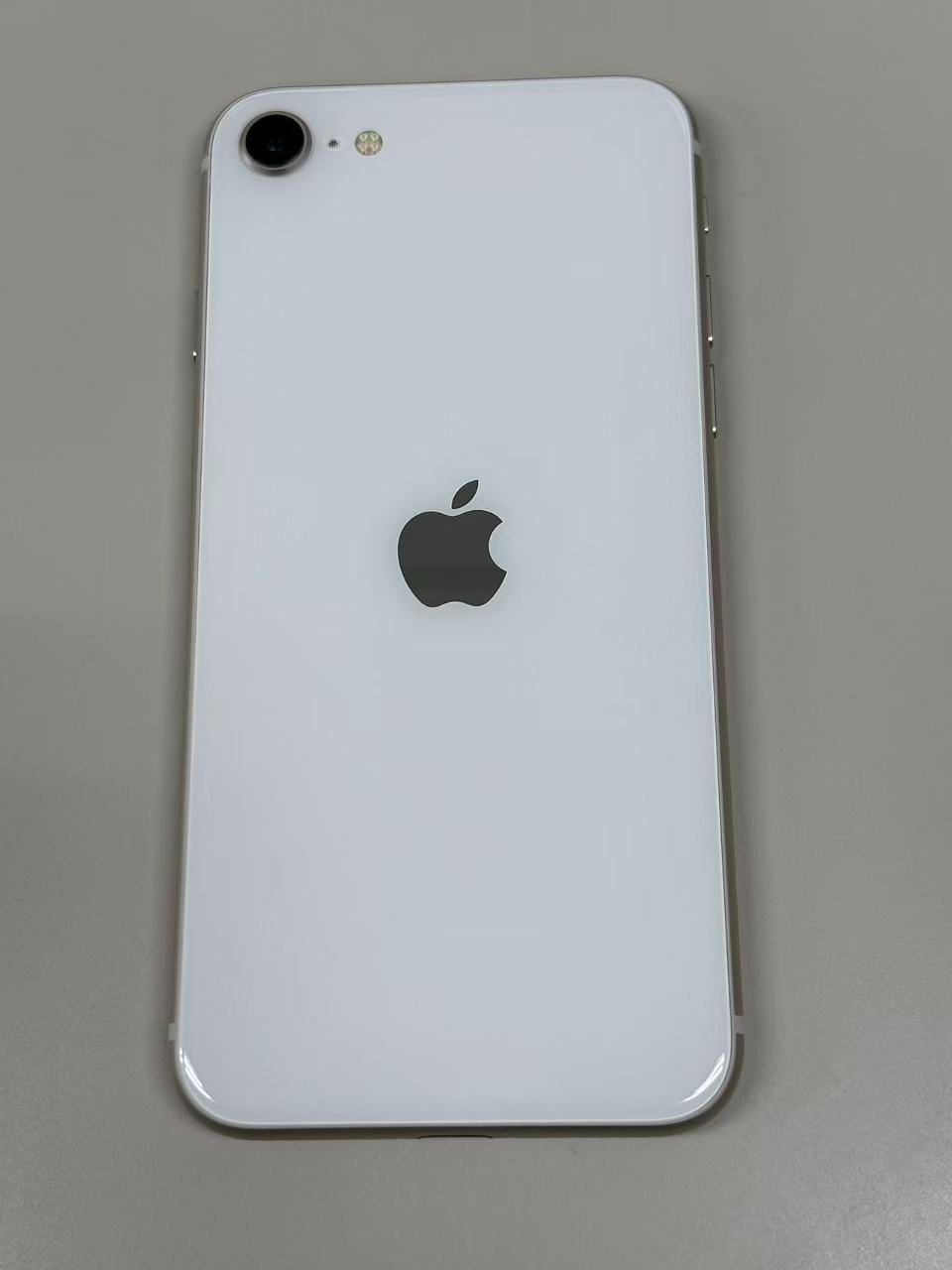 iPhone SE3 64GB スターライト 新品同様 バッテリー100% SIMフリー