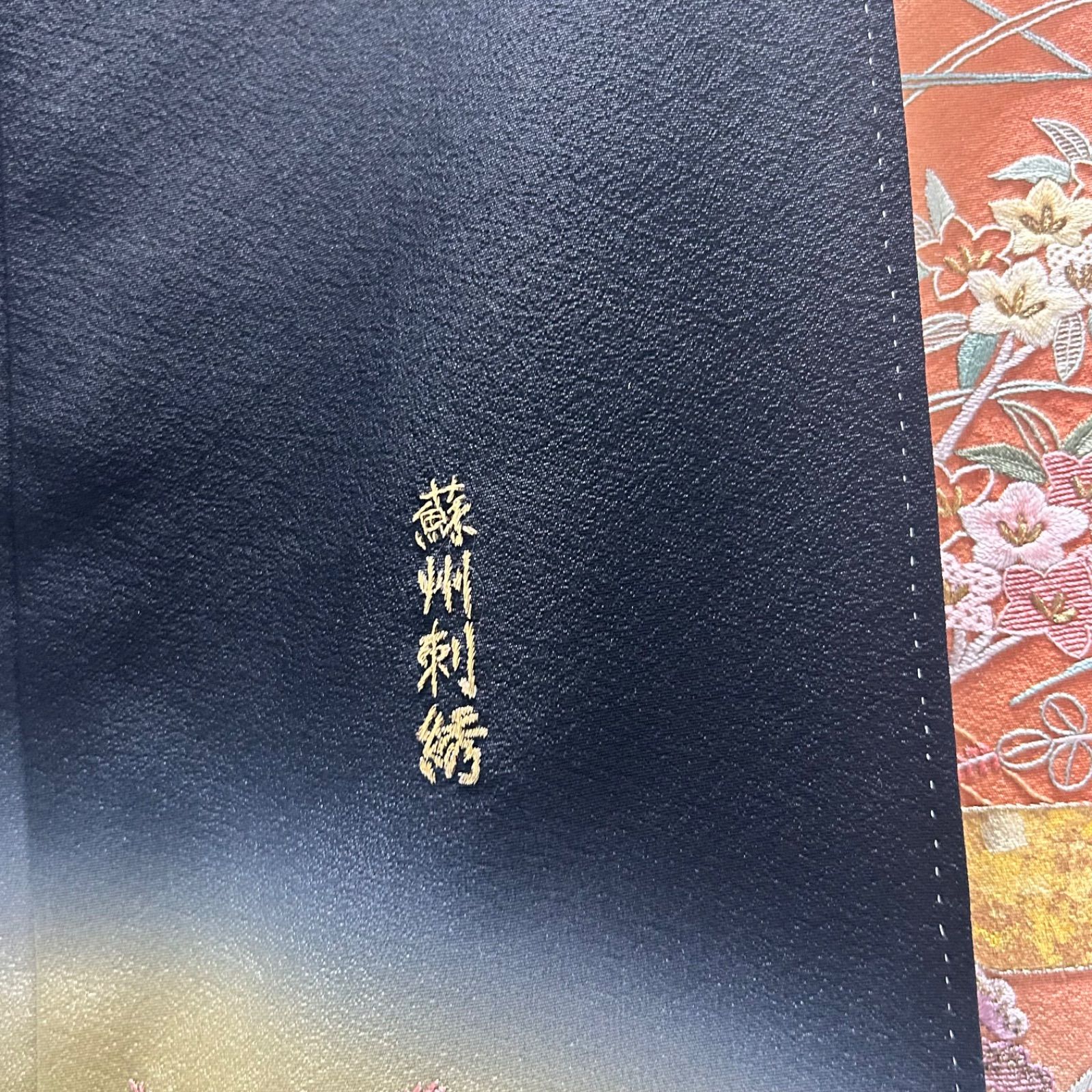 着物 黒留袖 刺繍 花 鳥 仕付け糸付 結婚式 中古品 管理番号KKVKAM77