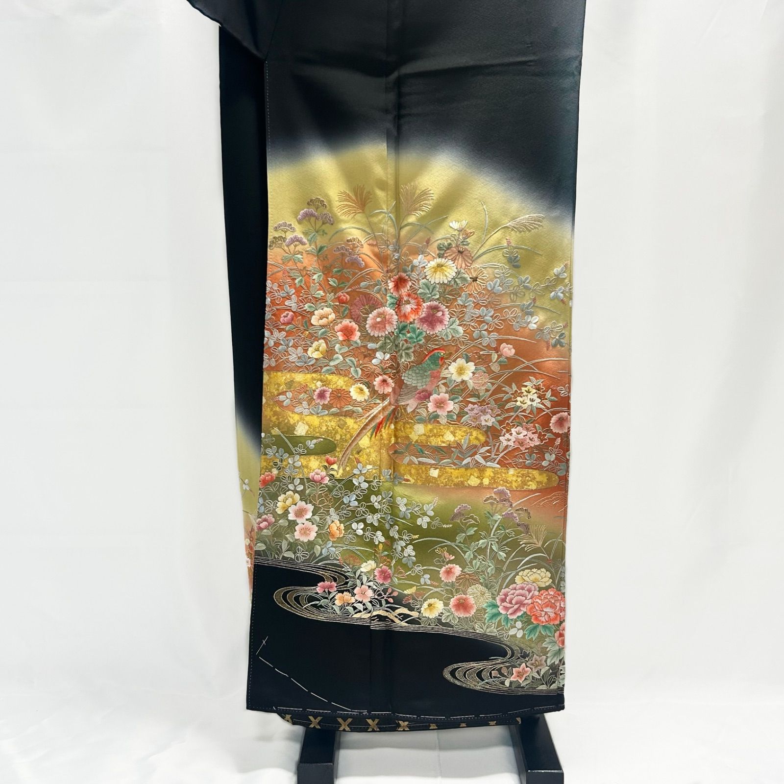 着物 黒留袖 刺繍 花 鳥 仕付け糸付 結婚式 中古品 管理番号KKVKAM77