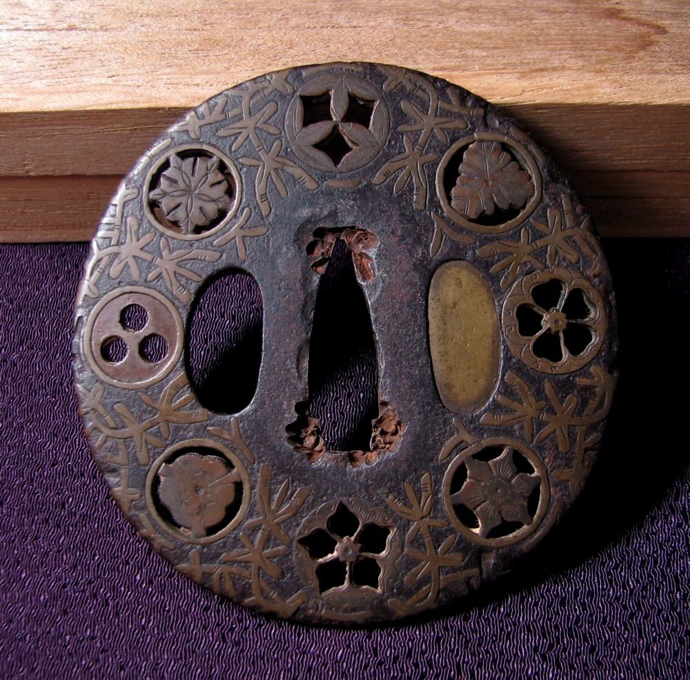 時代武具 鉄地 平安城象嵌鍔 与四郎鍔 桐箱付 江戸時代/鐔/26g014 時代武具 鉄地 平安城象嵌鍔 与四郎鍔 桐箱付 江戸時代/鐔/26g014
