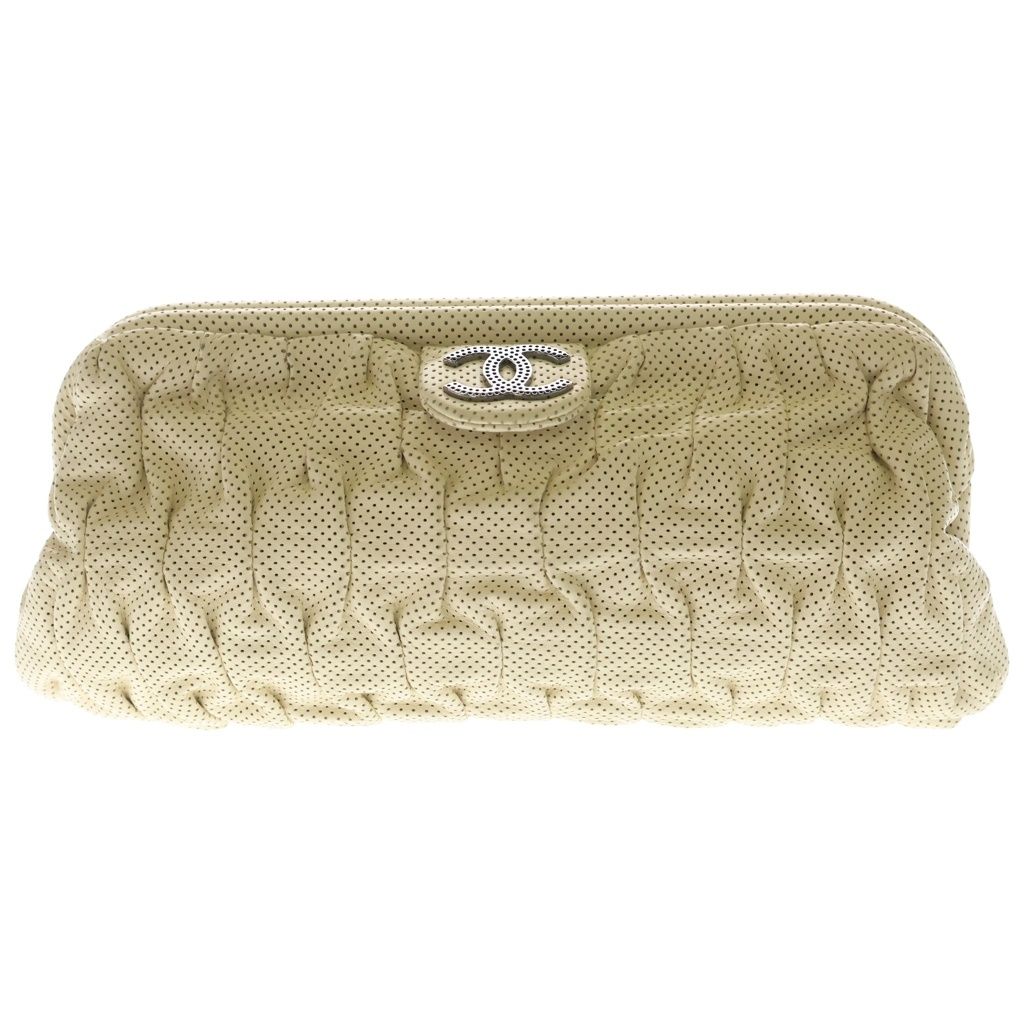 CHANEL (シャネル) ココマーク パンチング クラッチバッグ がま口バッグ アイボリー レザー シルバー金具