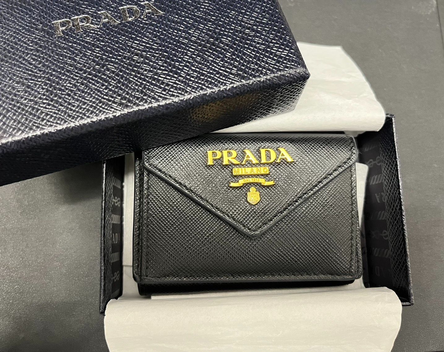 PRADA プラダ サフィアーノレザー 三つ折り財布 ブラック ギャランティカード 箱付き