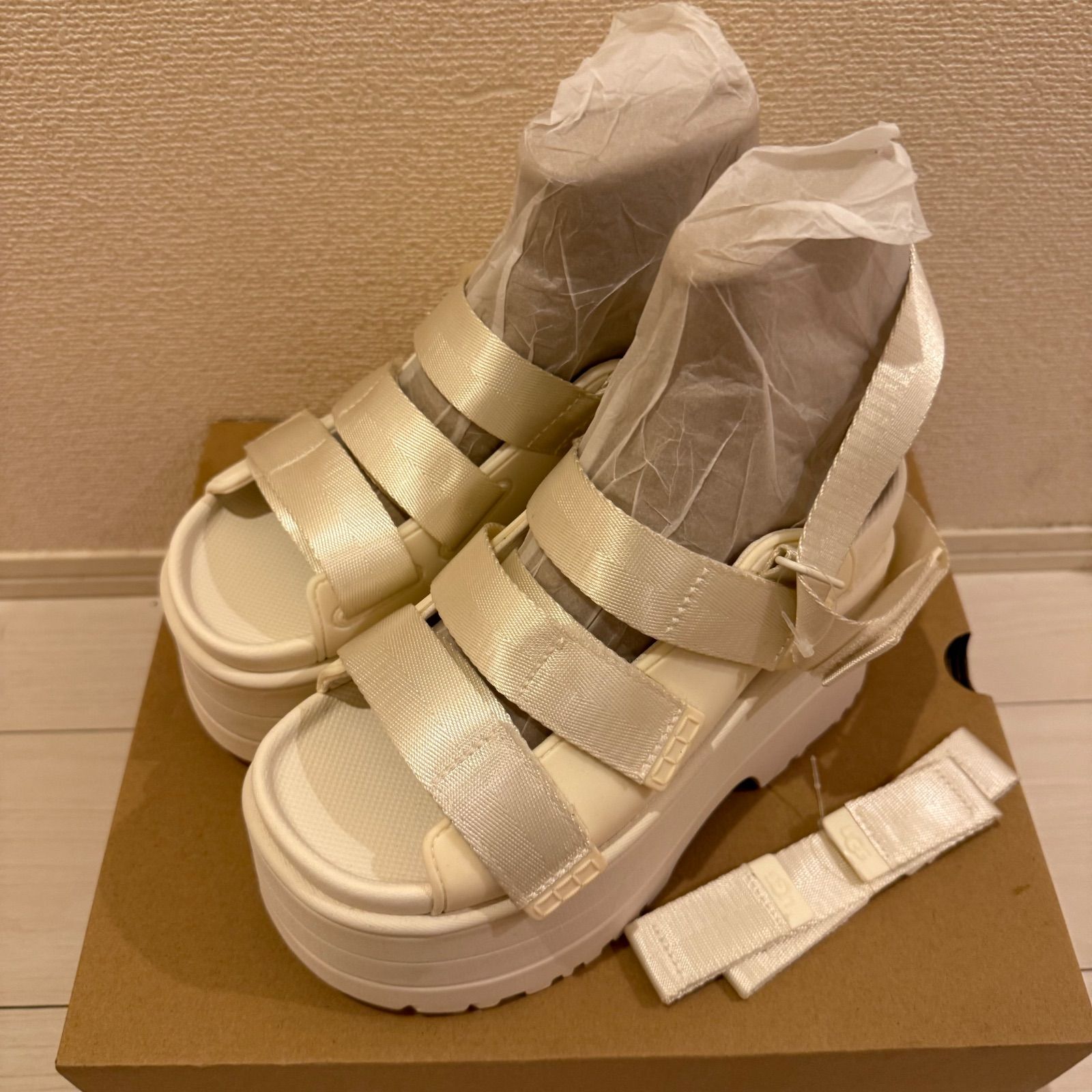 新品】UGG GOLDENRISE アグ ゴールデンライズ サンダル 厚底 ホワイト