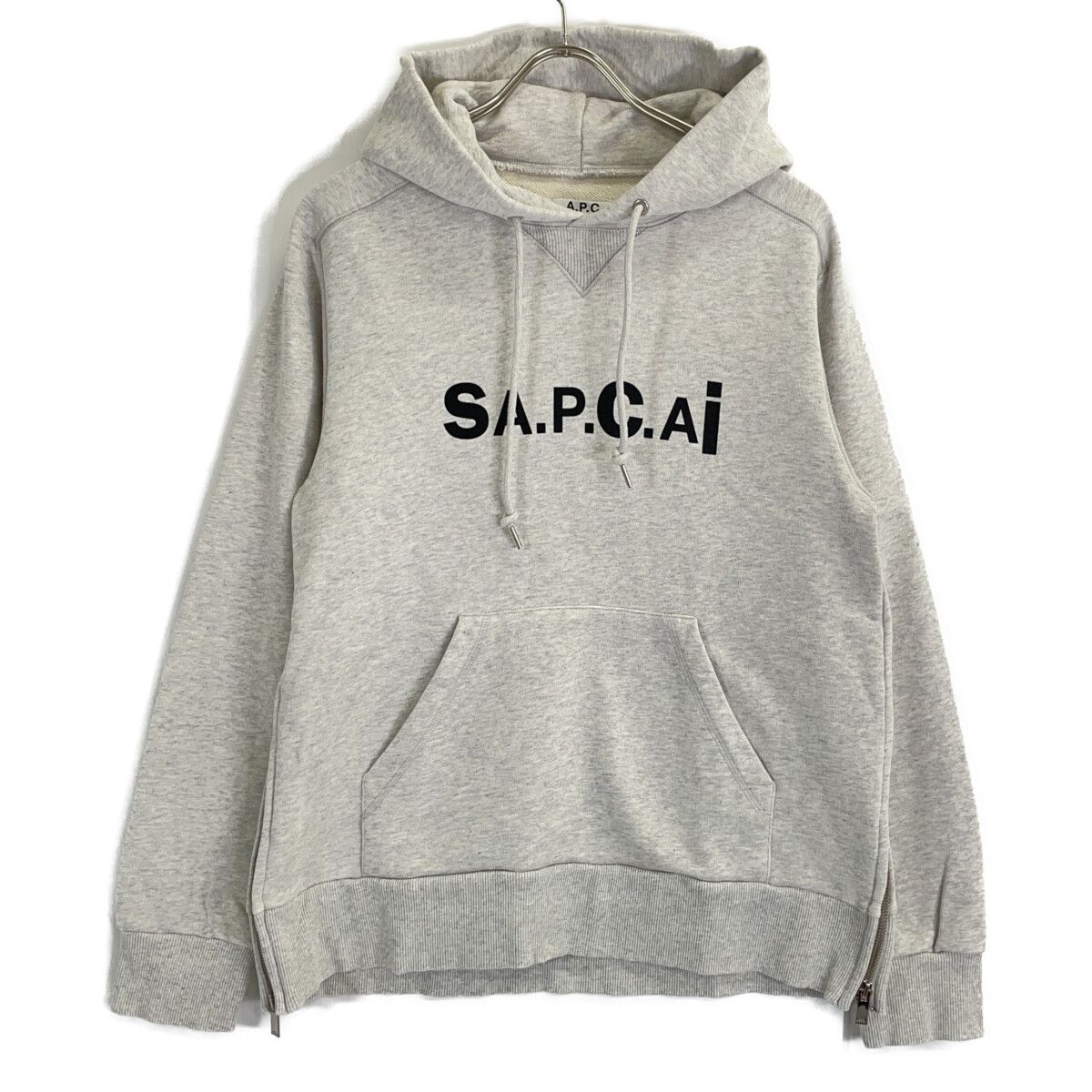A.P.C. アーペーセー 【×sacai】M27655 グレー HOODIE TAIYO サイドジップ プリントプルオーバーパーカー S A.P.C. アーペーセー 【×sacai】M27655 グレー HOODIE TAIYO サイド