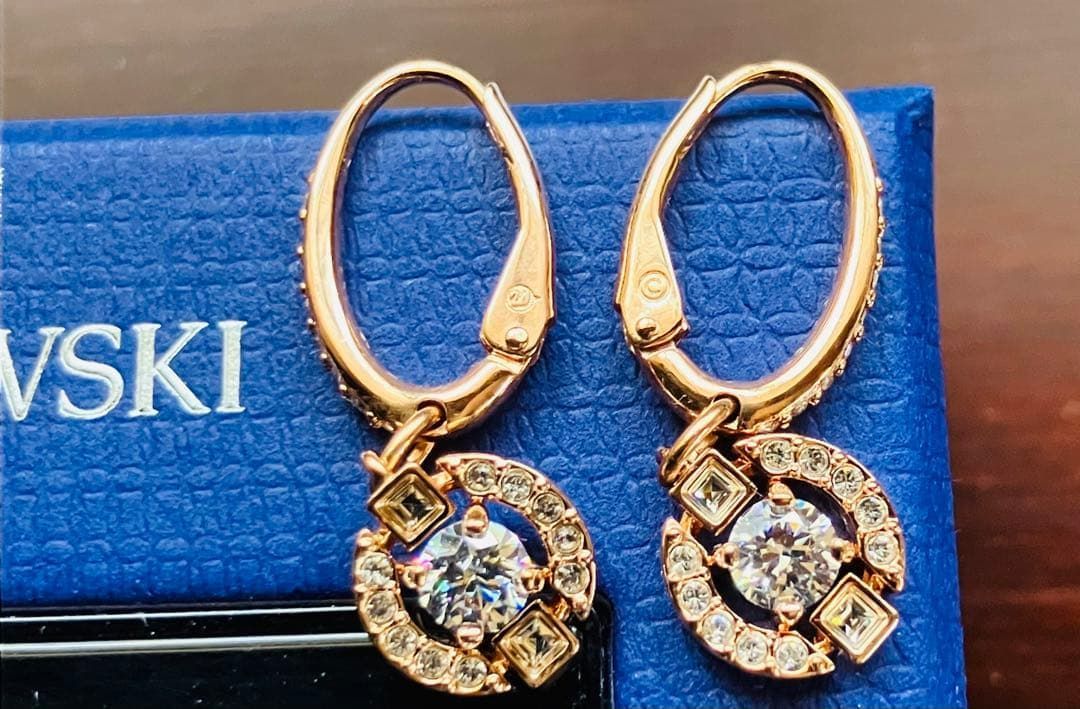 新品スワロフスキーSwarovski SparklingDance Unaピアス - メルカリ