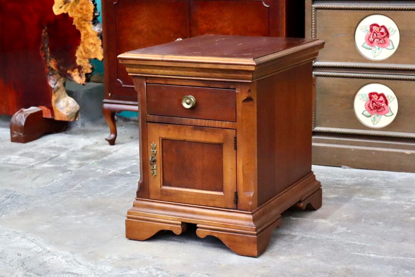 GMJH194B Broyhill / ブロイヒル Cherry SolidWood Nightstand サイドテーブル 花台 電話台 キャビネット マガジンラック 木製 ヴィンテージ アメリカ製
