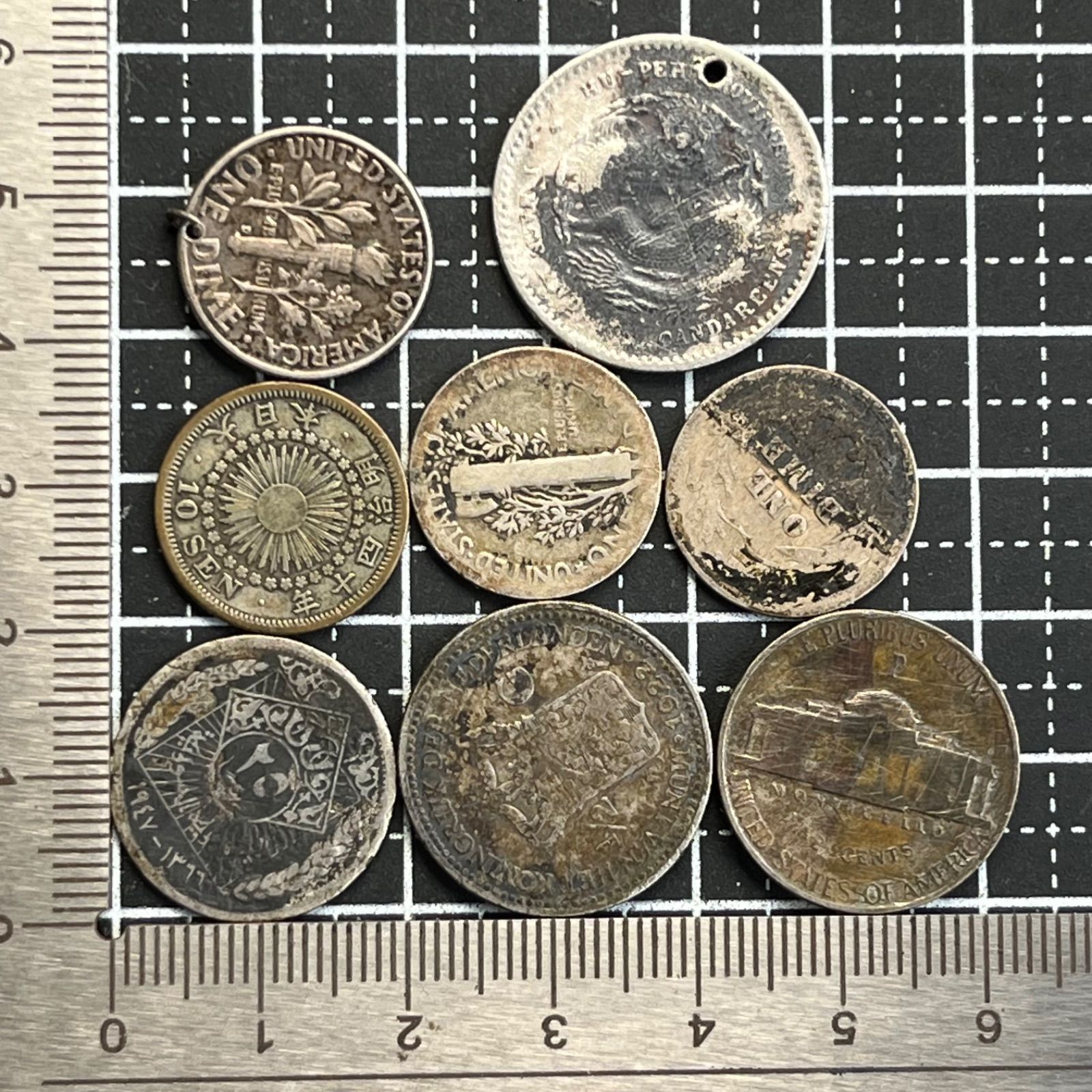 世界の銀貨まとめ 銀貨】世界の外国銀貨 ジャンク品 8枚まとめ売り 穴あき・摩耗・変色
