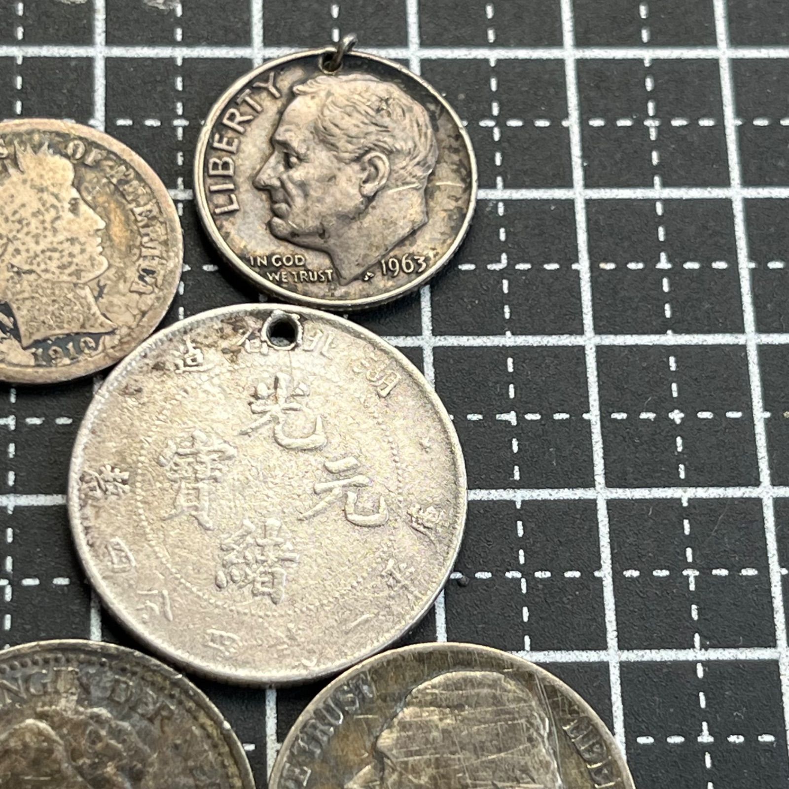 世界の銀貨まとめ 銀貨】世界の外国銀貨 ジャンク品 8枚まとめ売り 穴あき・摩耗・変色