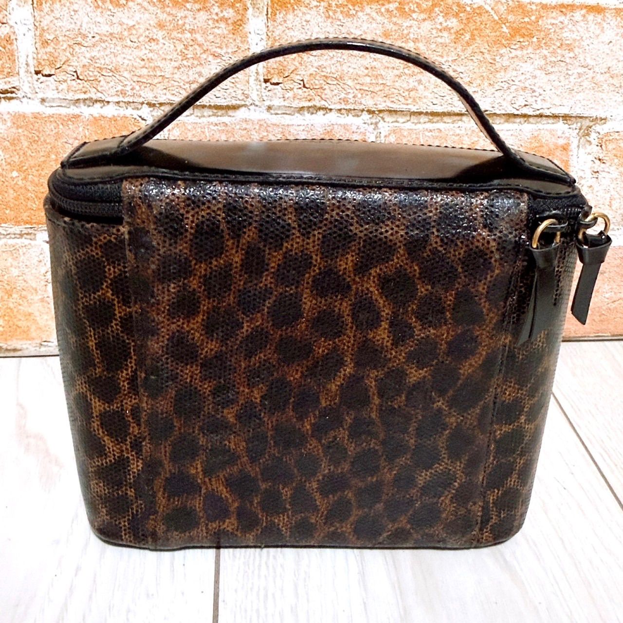新品✨LOEWE ロエベ　レオパード柄　バニティバッグ　化粧品バッグ　エナメル 美品)LOEWE(ロエベ)バニティバッグ アニマル柄 - メルカリ