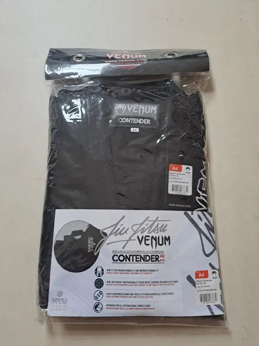新品) VENUM ヴェナム コンテンダー 2.0 柔術 Jiu-Jitsu 柔道着 ブラック A4包装のまま新品サイズ A4シンプルなブラックカラーなので、カラー感が綺麗で軽くて快適な柔道着です。やや華やかなブランドロゴもブラック