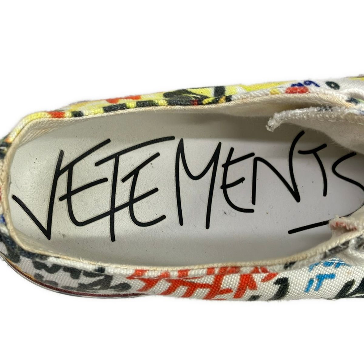 VETEMENTS(ヴェトモン) スニーカー 23.2 レディース - 白×黒×マルチ