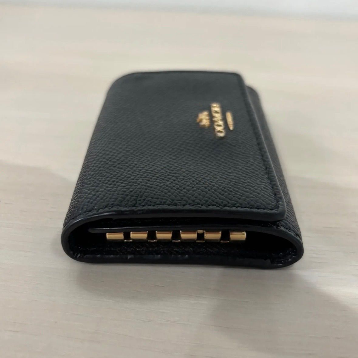 r3749)COACH コーチ キーケース ブラックレザー F76741 ポケット付き