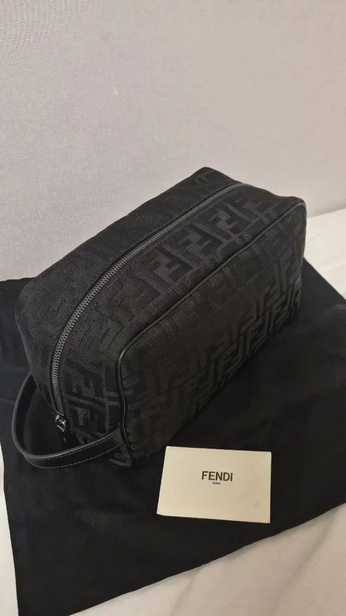 FENDI ミディ ブラック クラッチバッグ 出品 55,171円