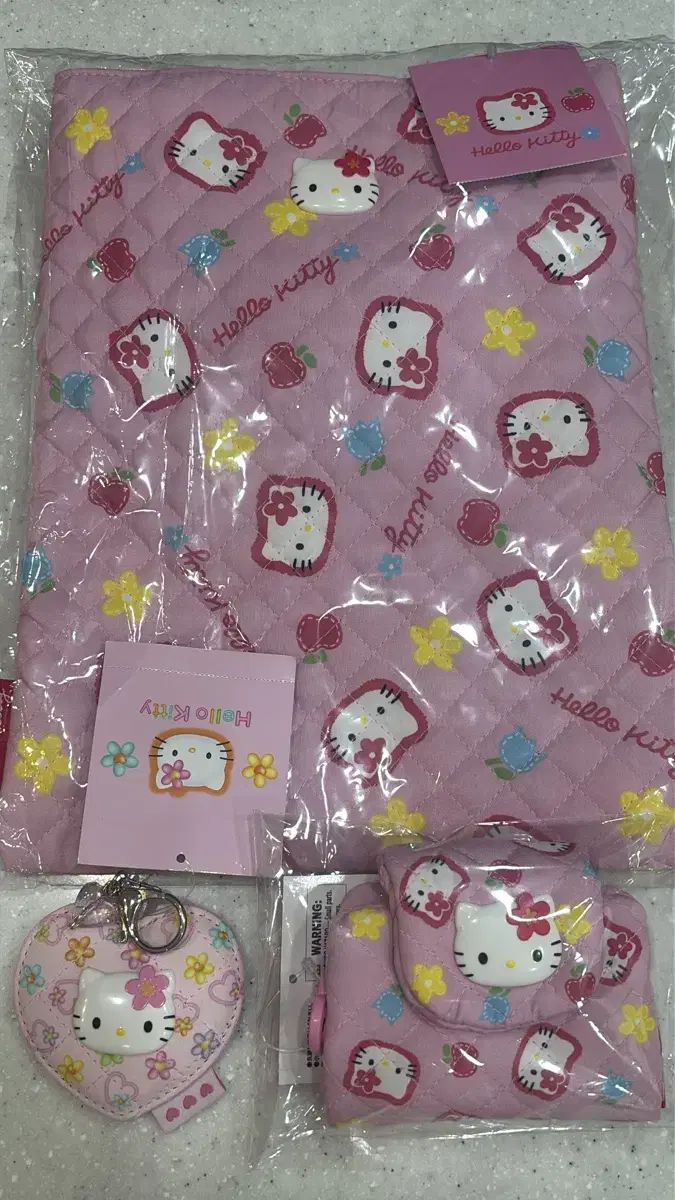 サンリオ(Sanrio) 全て(すべて)のキルト ハローキティ(hello kitty) 3種セット (バッグ 財布 鏡キーホルダー)